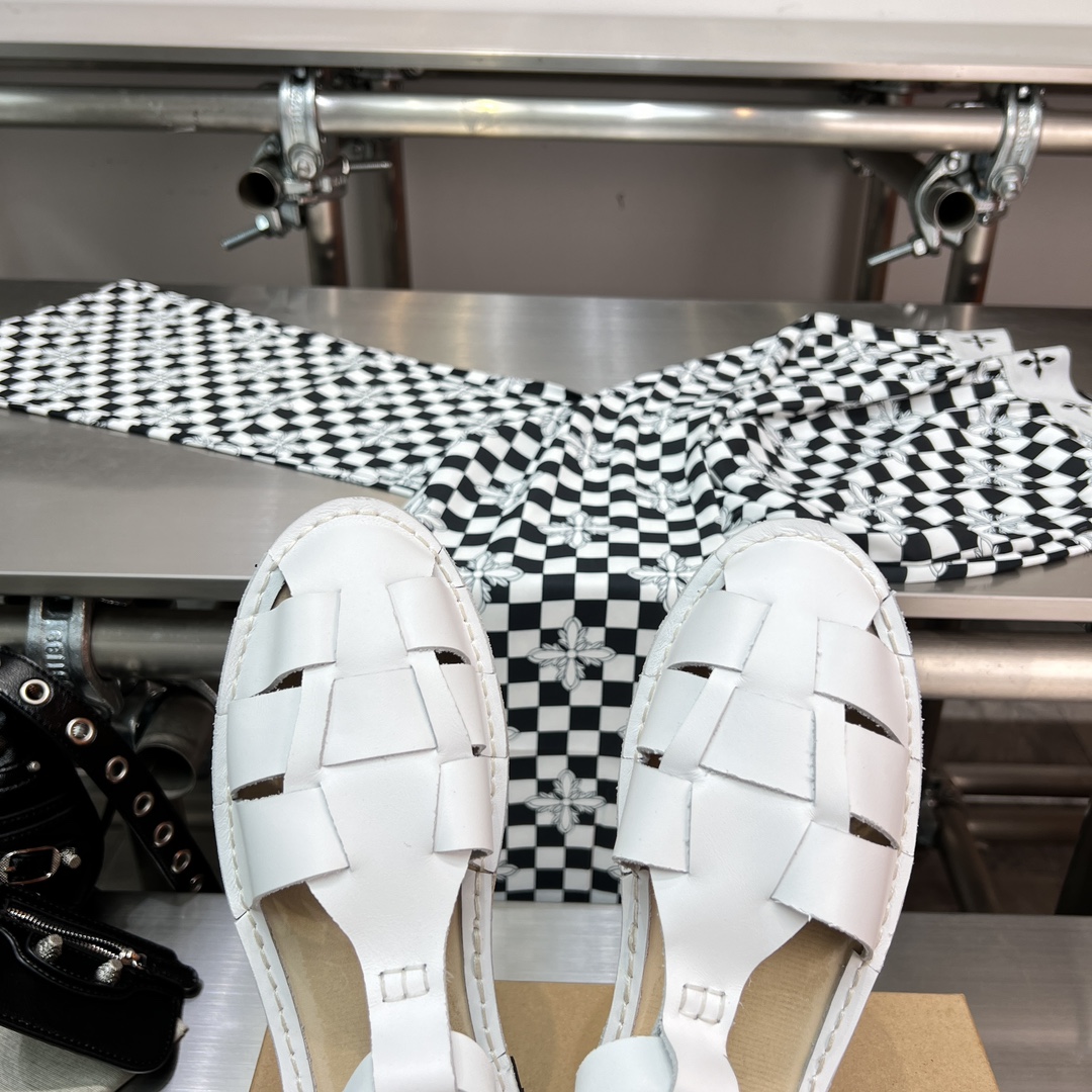 𝐒𝐭𝐞𝐯𝐞 𝐌𝐨𝐧𝐨｜𝟐𝟎𝟐𝟑𝐒𝐒/𝐧𝐞𝐰 A pair of fully handmade sandals using Goodyear practices