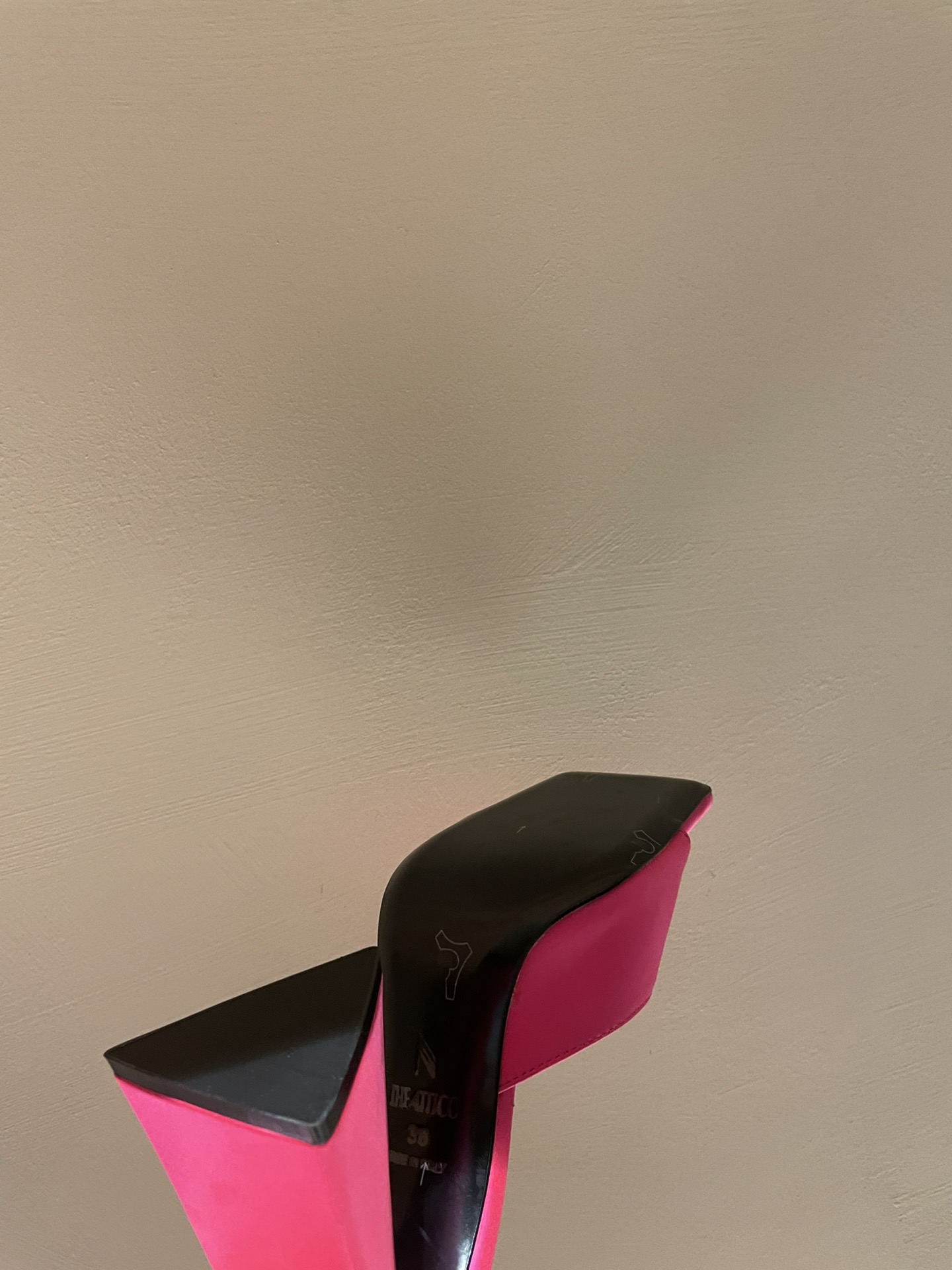 TheAttico | 𝟐𝟎𝟐𝟐𝟐/𝐒𝐒 𝐧𝐞𝐰 Spring/Summer 2021 collection The Attico personality triangle heel high heel sandals