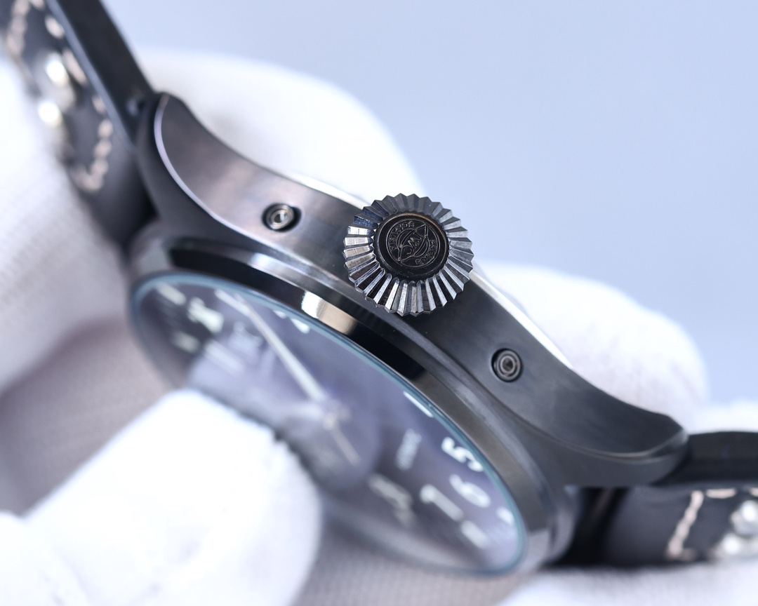 IWC- Presented in a purer design Built-in automatic mechanical movement