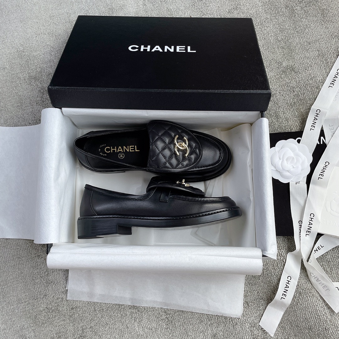 CHANEL a little retro with a flip-flop design through the dye leather sole