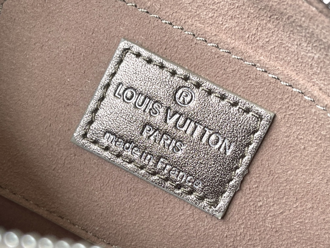 𝐋𝐎𝐔𝐈𝐒 𝐕𝐔𝐈𝐓𝐓𝐎𝐍      M81828