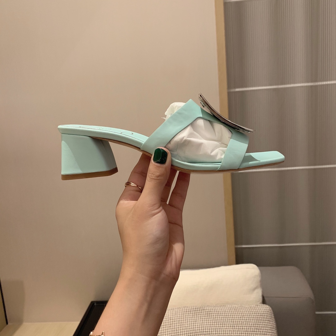 Roger vivier | 𝟐𝟎𝟐𝟏/𝐒𝐒 𝐧𝐞𝐰 2021 Summer Slippers Bikiviv' Metal Buckle PVC Mule Shoes