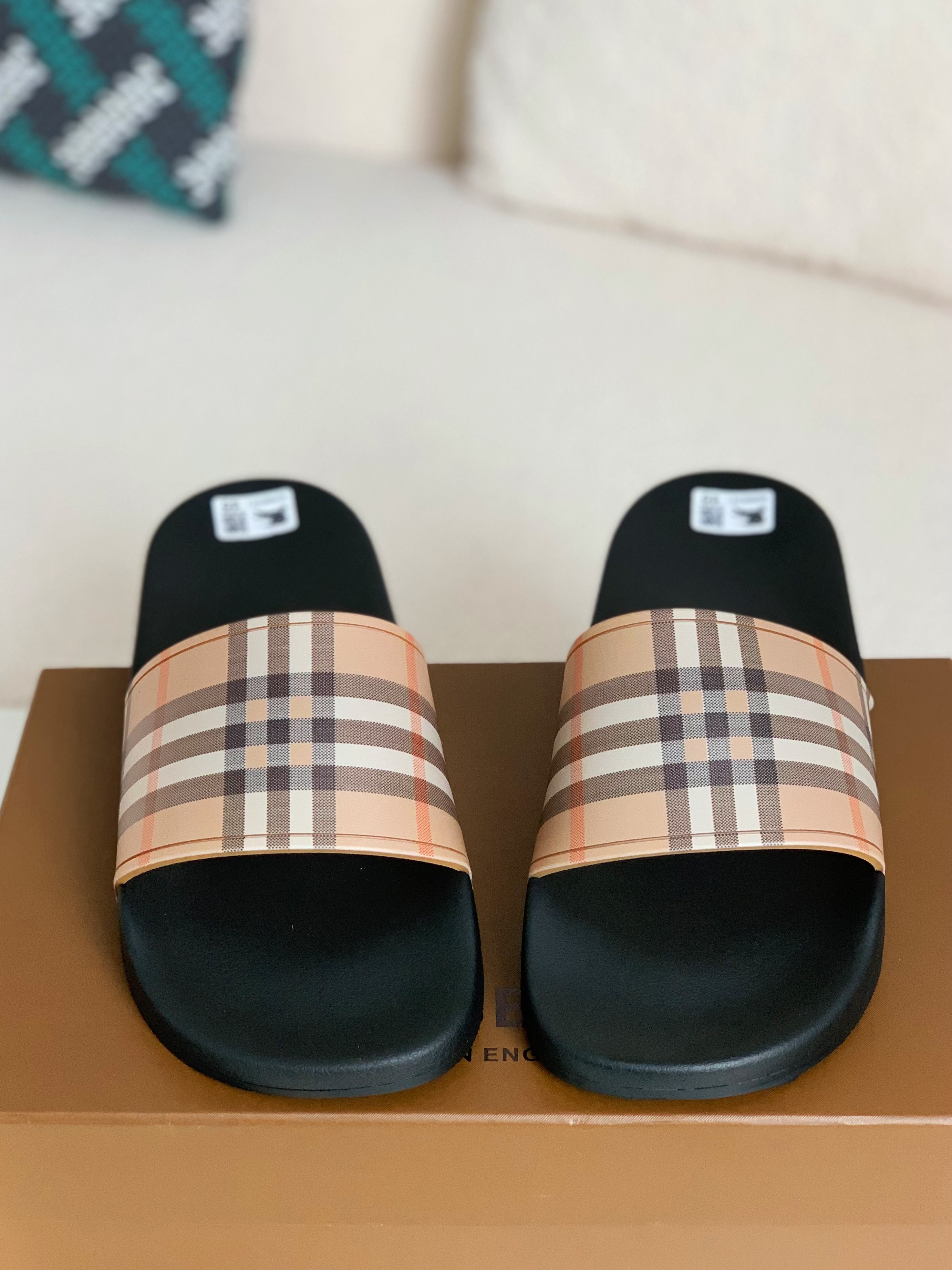 Burberry slippers
