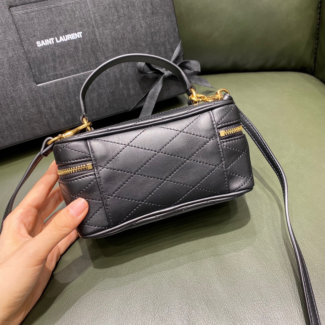 SAINT LAURENT  𝙑𝙖𝙣𝙞𝙩𝙮 𝘾  #669560.JD