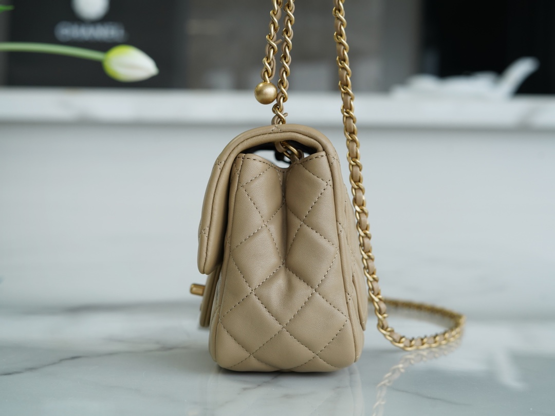 𝗖𝗛𝗔𝗘𝗡𝗟✦ Metal Ball Square Fatty Genuine Leather Milk Coffee Apricot