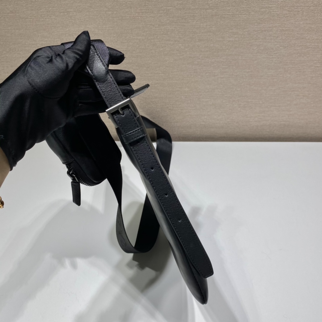 𝐏𝐑𝐀𝐃𝐀 New men's bag 2VH124