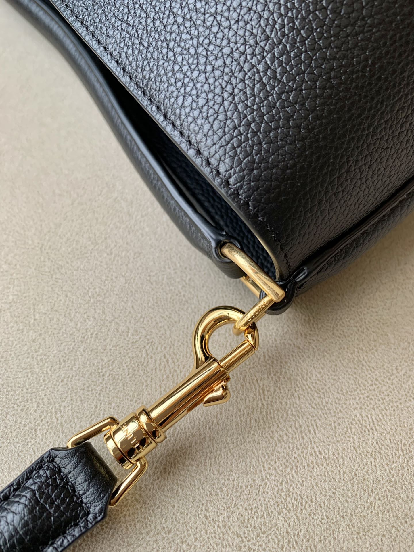 𝐂𝐞𝐥𝐢𝐧𝐞 BUCKET 16 bucket bag in smooth calfskin