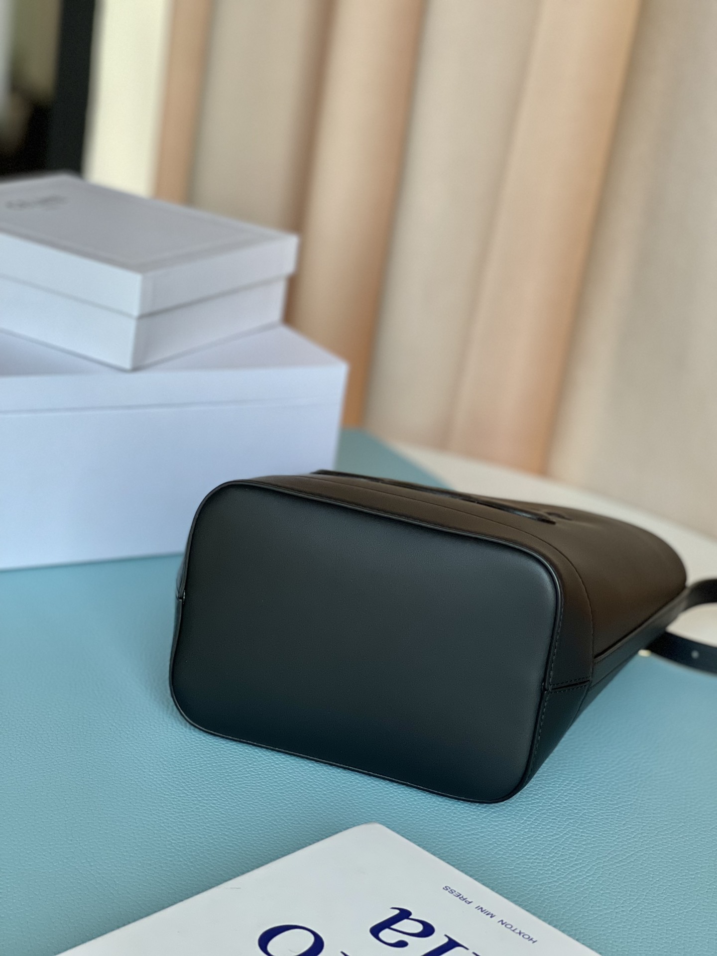 𝐂𝐞𝐥𝐢𝐧𝐞 CUIR TRIOMPHE Small smooth calfskin bucket bag