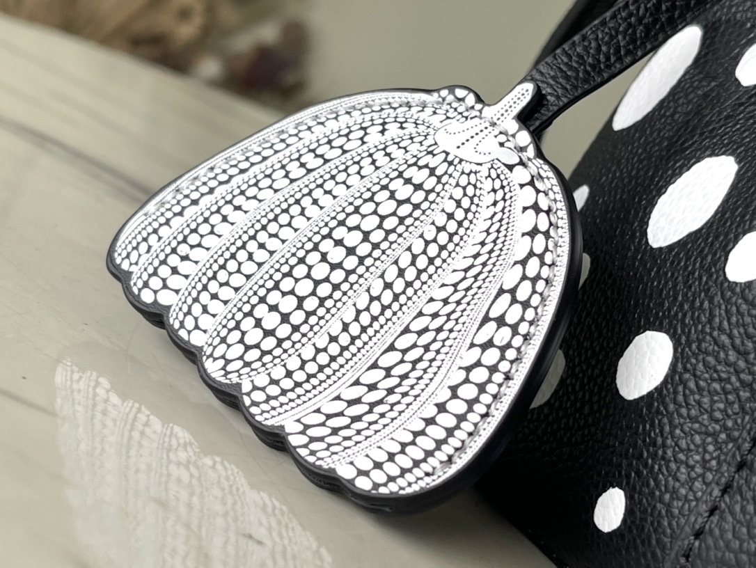 𝐋𝐎𝐔𝐈𝐒 𝐕𝐔𝐈𝐓𝐓𝐎𝐍      M21753