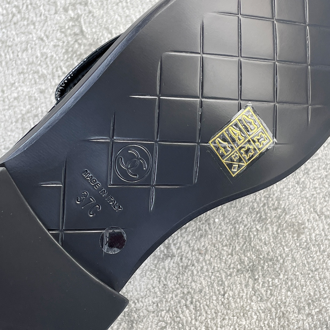 CHANEL a little retro with a flip-flop design through the dye leather sole