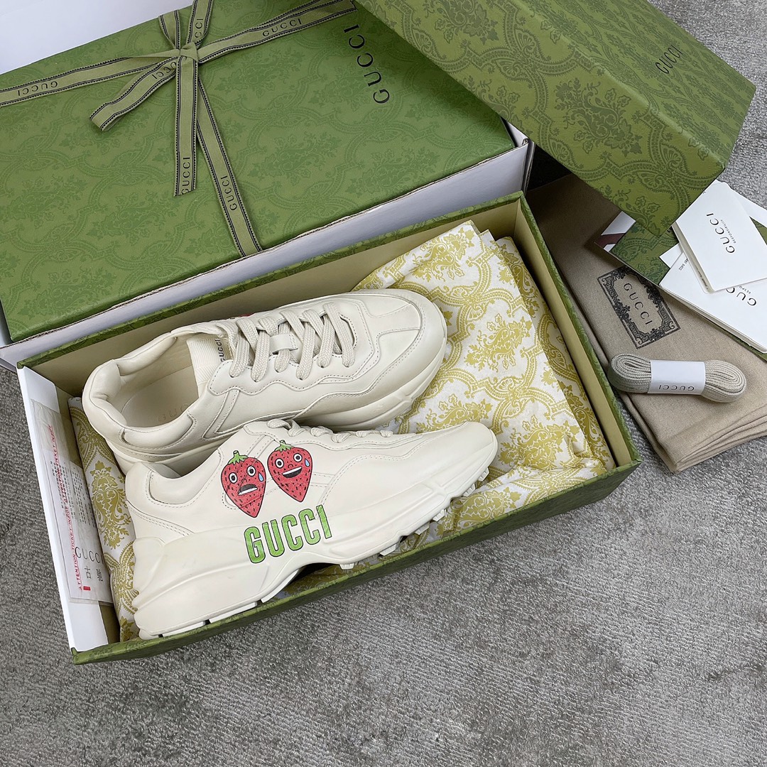 Gucci Pops This collection has a lot of flora and fauna elements Original material