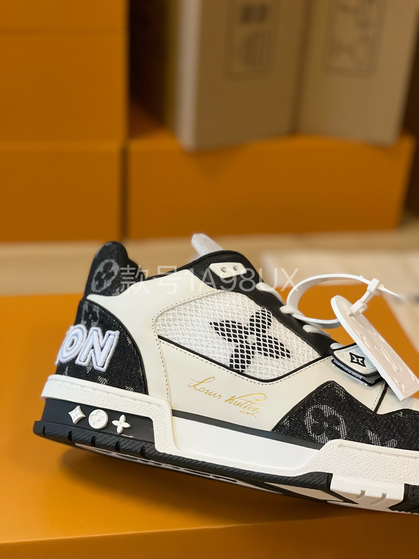 Louis Vuitton Trainer sneakers for couples, style 1A98UX