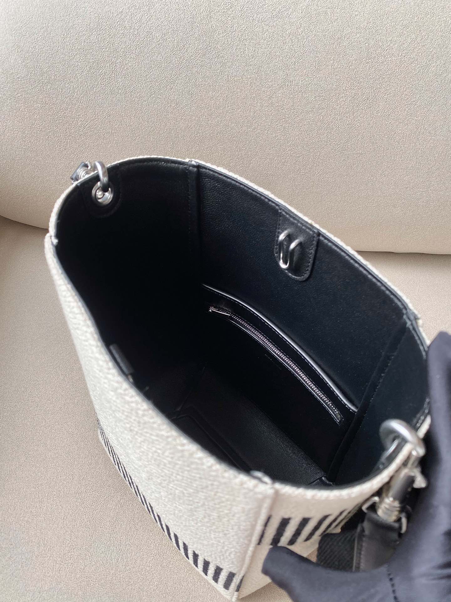 𝐂𝐞𝐥𝐢𝐧𝐞 SANGLE BUCKET Small wide striped fabric bucket bag