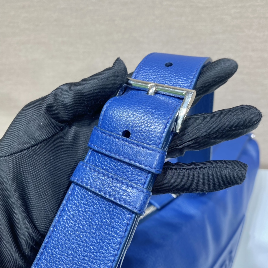 𝐏𝐑𝐀𝐃𝐀 Full leather large triangle bag 2VY007