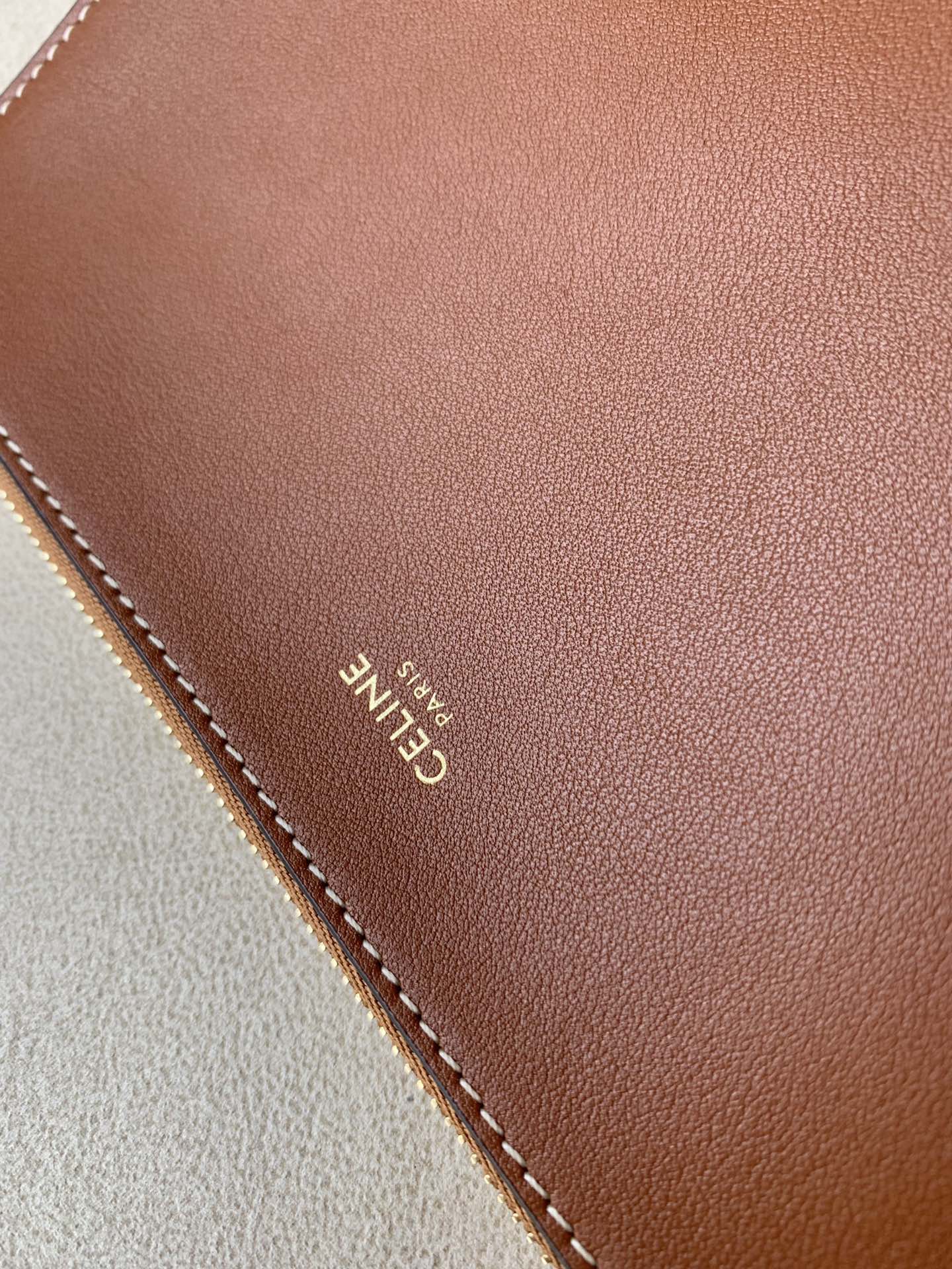 𝐂𝐞𝐥𝐢𝐧𝐞 BUCKET 16 bucket bag in smooth calfskin