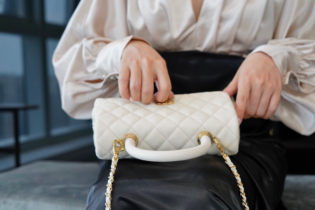 CHANEL 𝑪𝒐𝑪𝒐 𝒉𝒂𝒏𝒅𝒍𝒆 New Cowhide Handle Small White Light Gold🤍