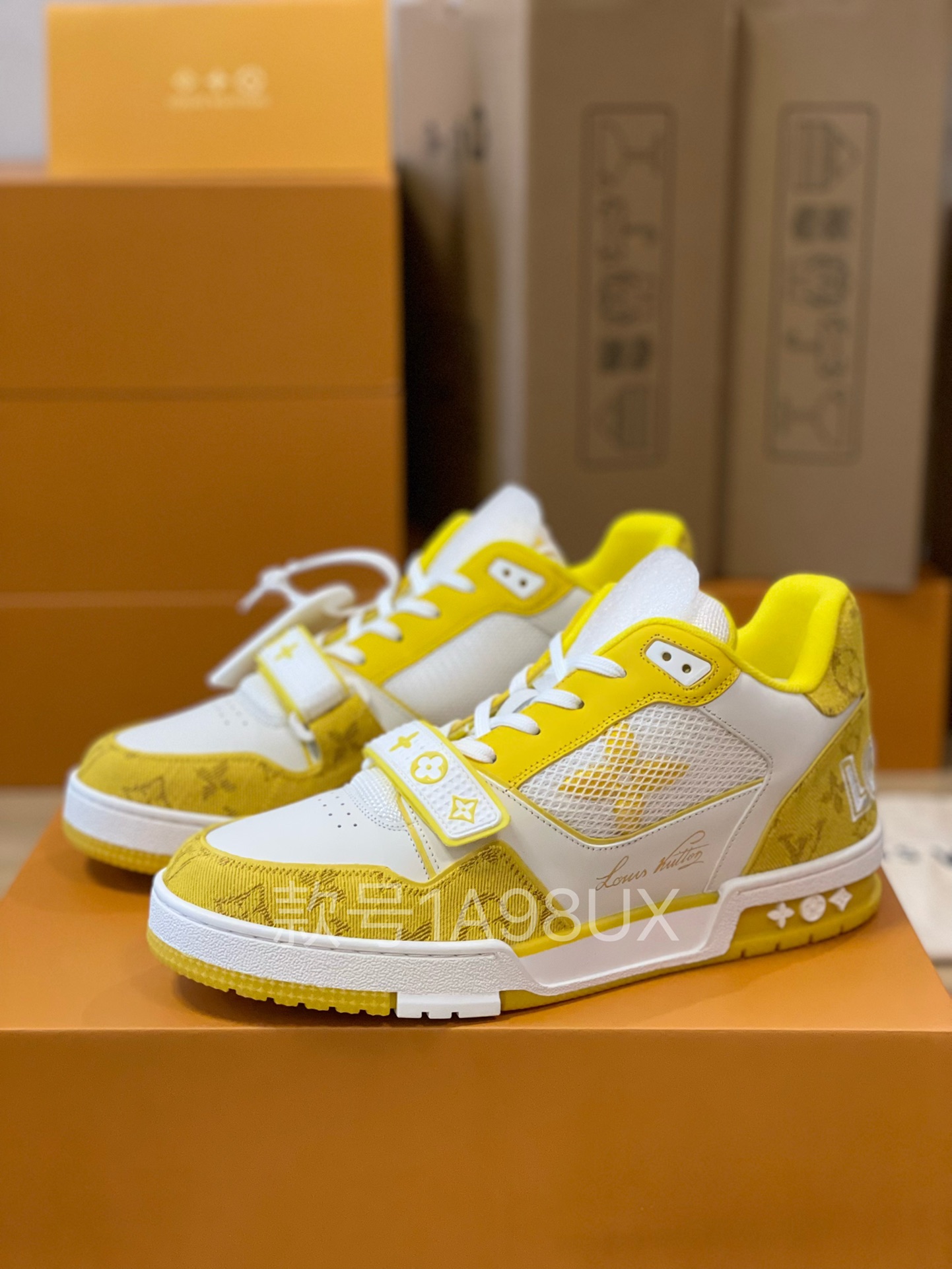 Louis Vuitton Trainer Sneakers Couple Model LD 0727