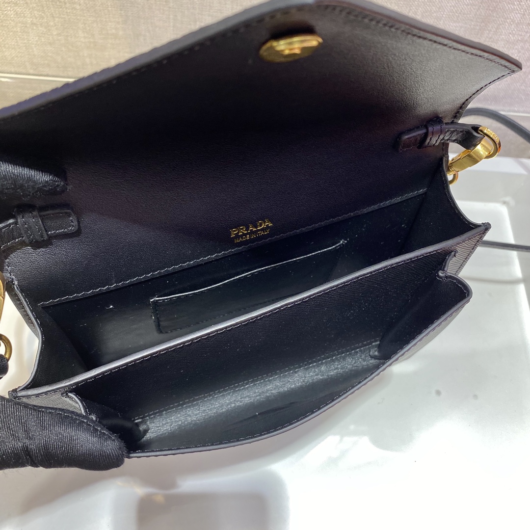 𝐏𝐑𝐀𝐃𝐀 Crossbody bag 1BP020