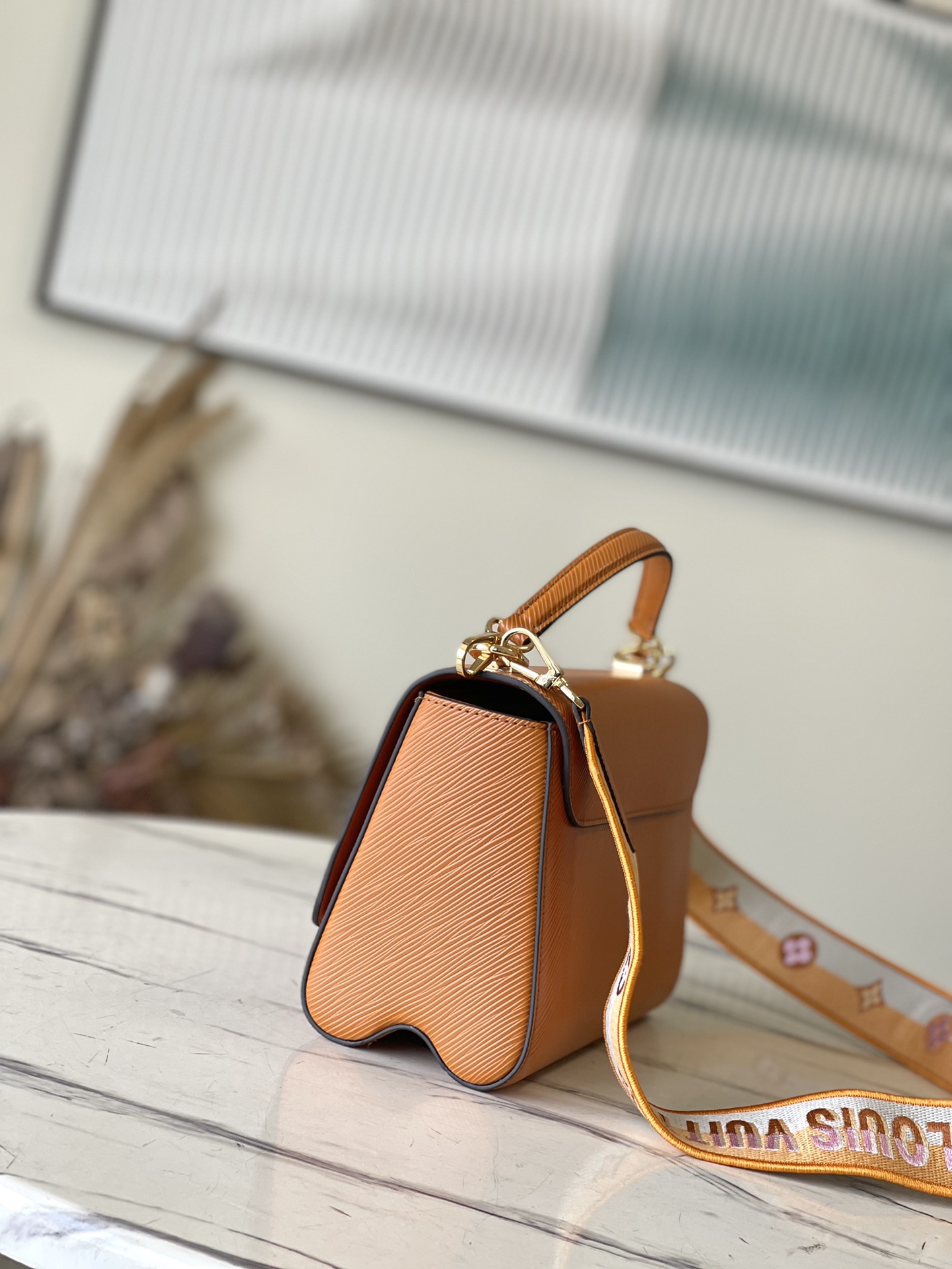 𝐋𝐎𝐔𝐈𝐒 𝐕𝐔𝐈𝐓𝐓𝐎𝐍      M21555