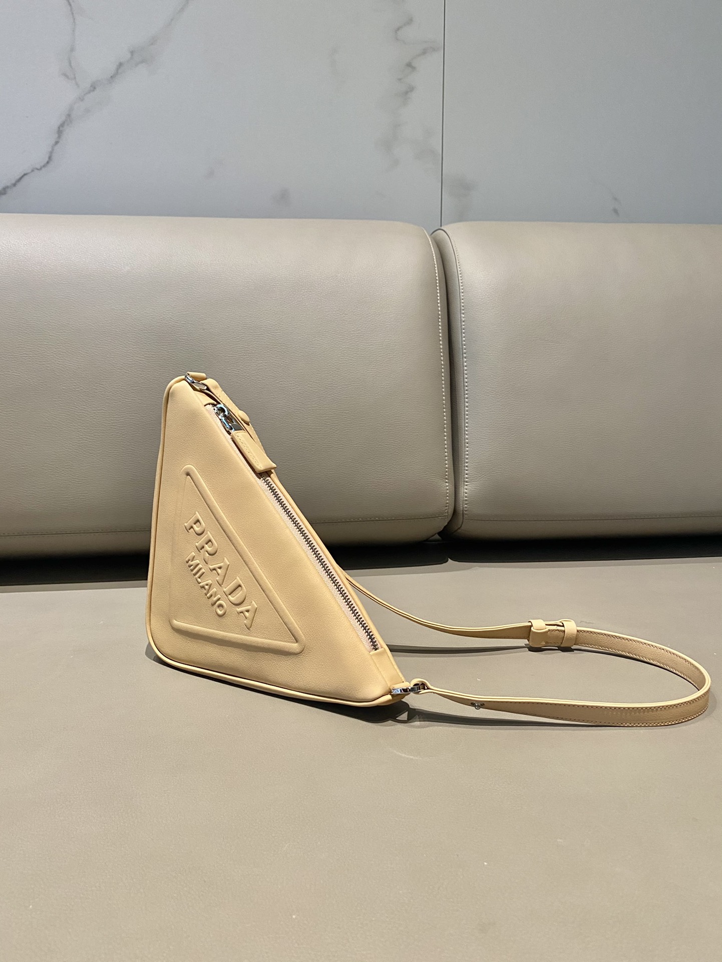 𝐏𝐑𝐀𝐃𝐀 Triangular bag 1NQ043