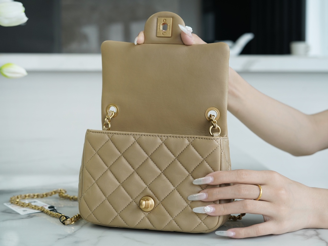 𝗖𝗛𝗔𝗘𝗡𝗟✦ Metal Ball Square Fatty Genuine Leather Milk Coffee Apricot