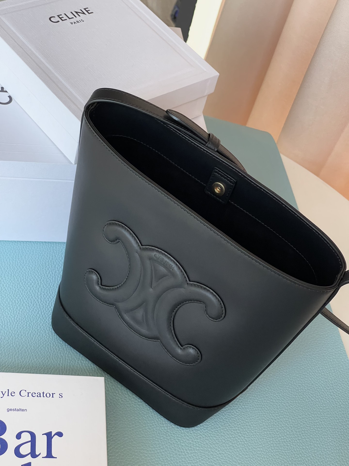 𝐂𝐞𝐥𝐢𝐧𝐞 CUIR TRIOMPHE Small smooth calfskin bucket bag