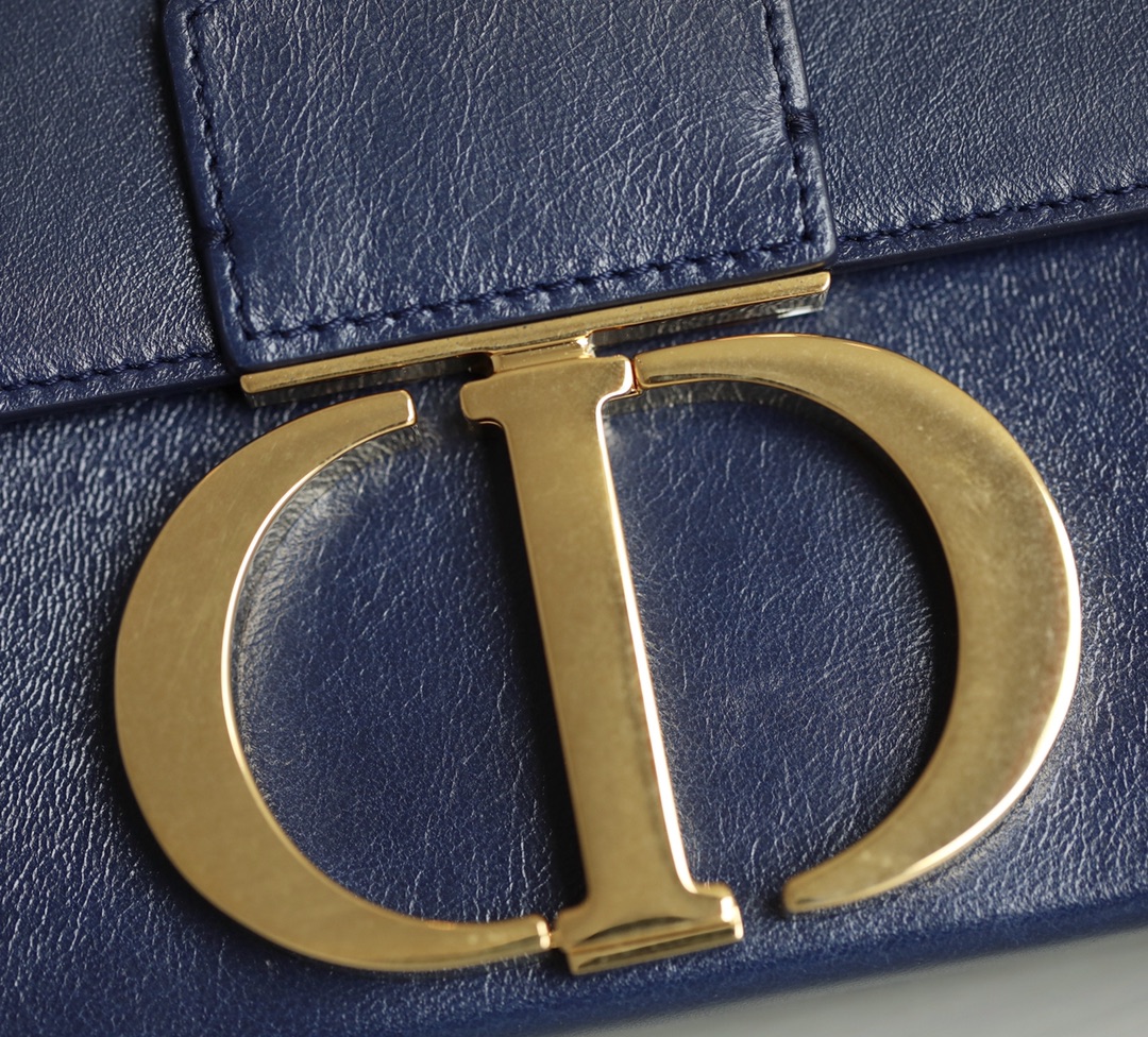 Montaigne navy blue 𝙢𝙞𝙣𝙞 box bag