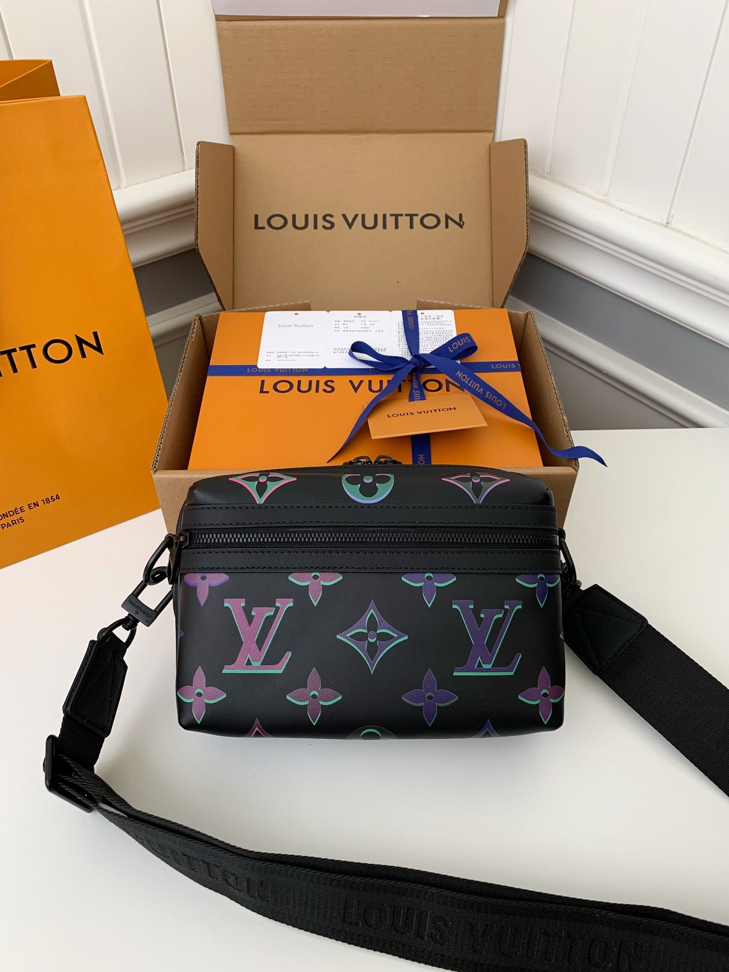 LOUIS VUITTON COMET Full Leather Messenger Bag M22495