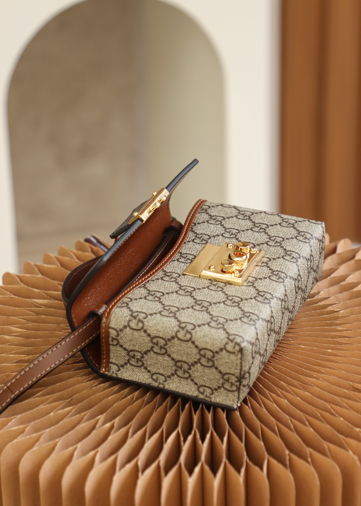 GUCCI 𝙥𝙖𝙙𝙡𝙤𝙘𝙠 series new member genuine leather #652683