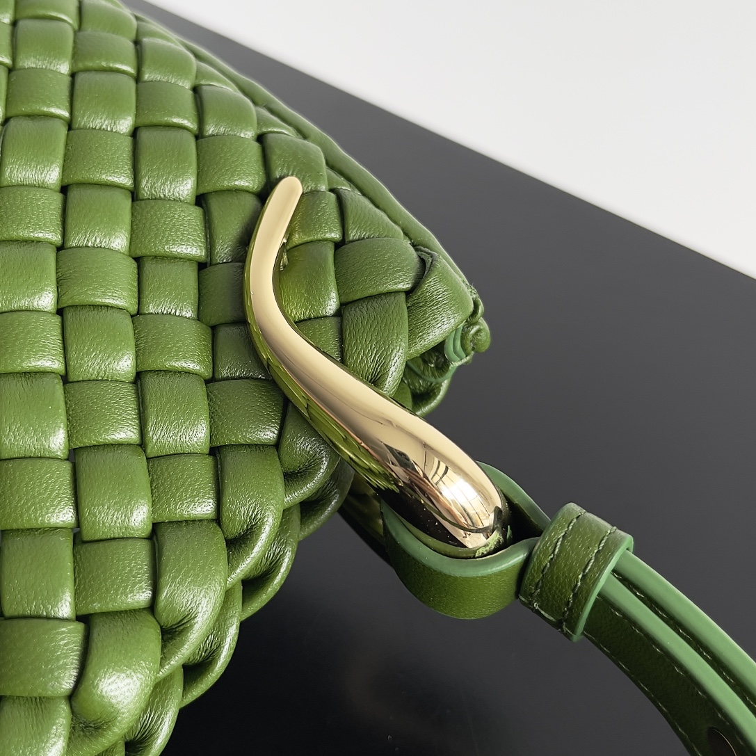 Bottega Veneta Clicker Rounded Bag Small Green Pepper Green #730968
