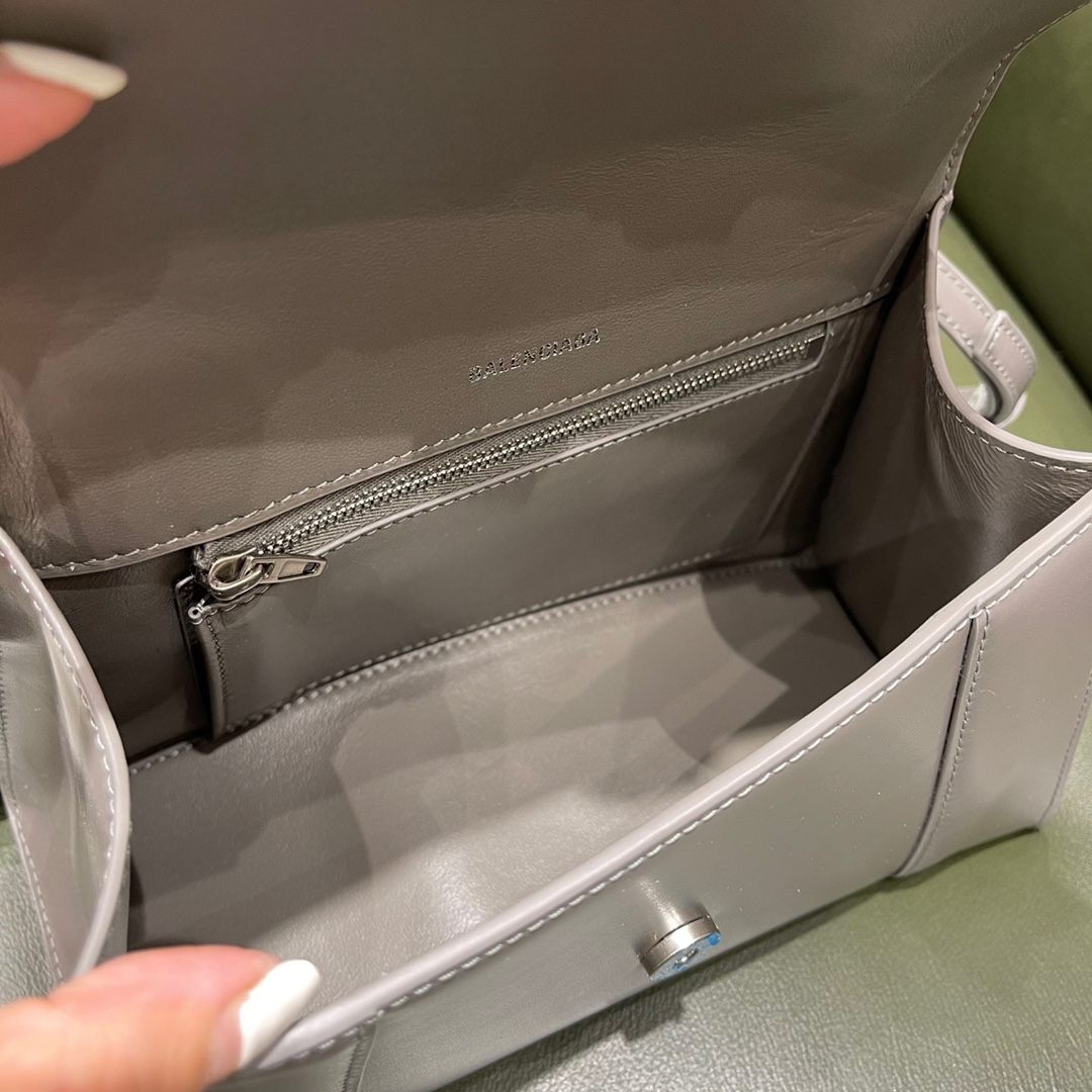BALENCIAGA 𝐇𝐨𝐮𝐫𝐠𝐥𝐚𝐬𝐬 𝐒 The hourglass bag of the fashion world