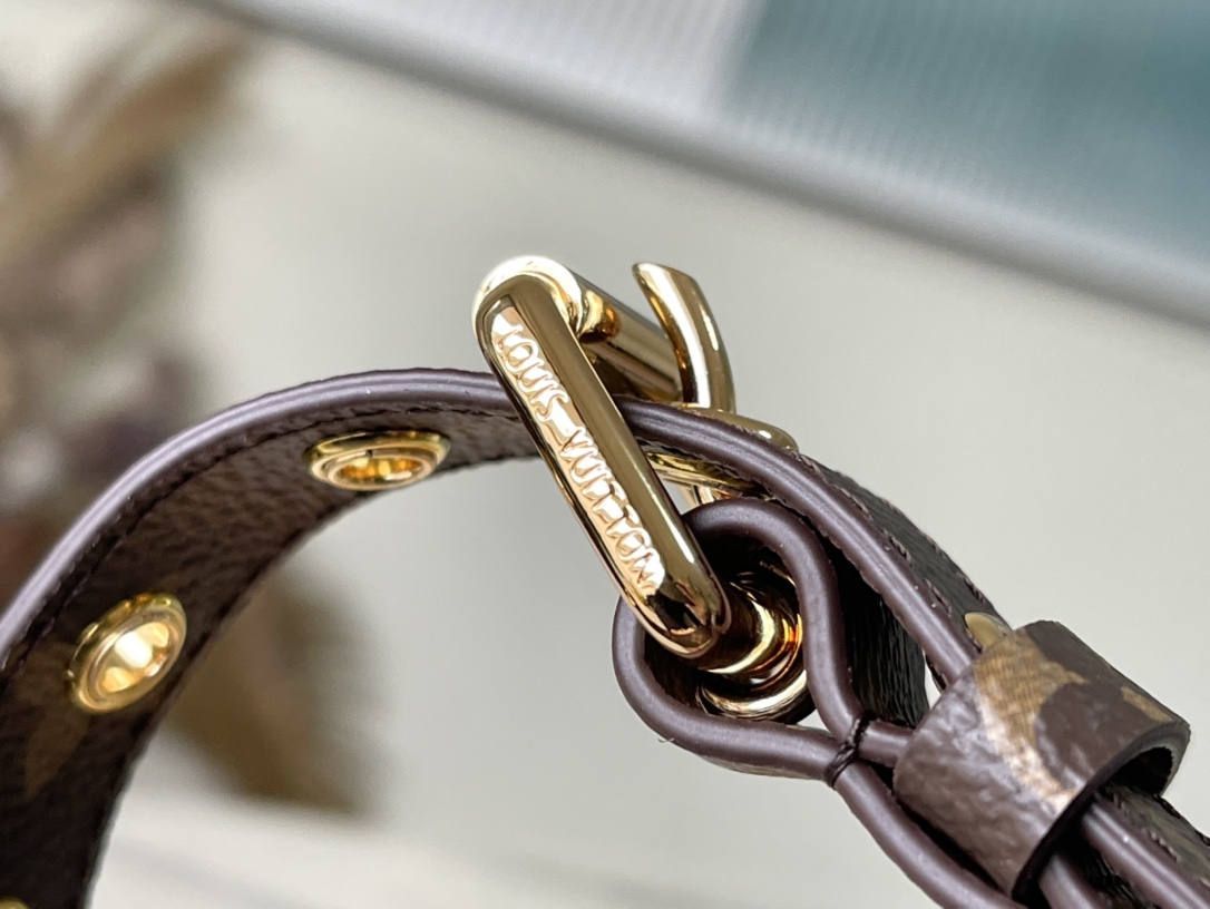 𝐋𝐎𝐔𝐈𝐒 𝐕𝐔𝐈𝐓𝐓𝐎𝐍     J14102