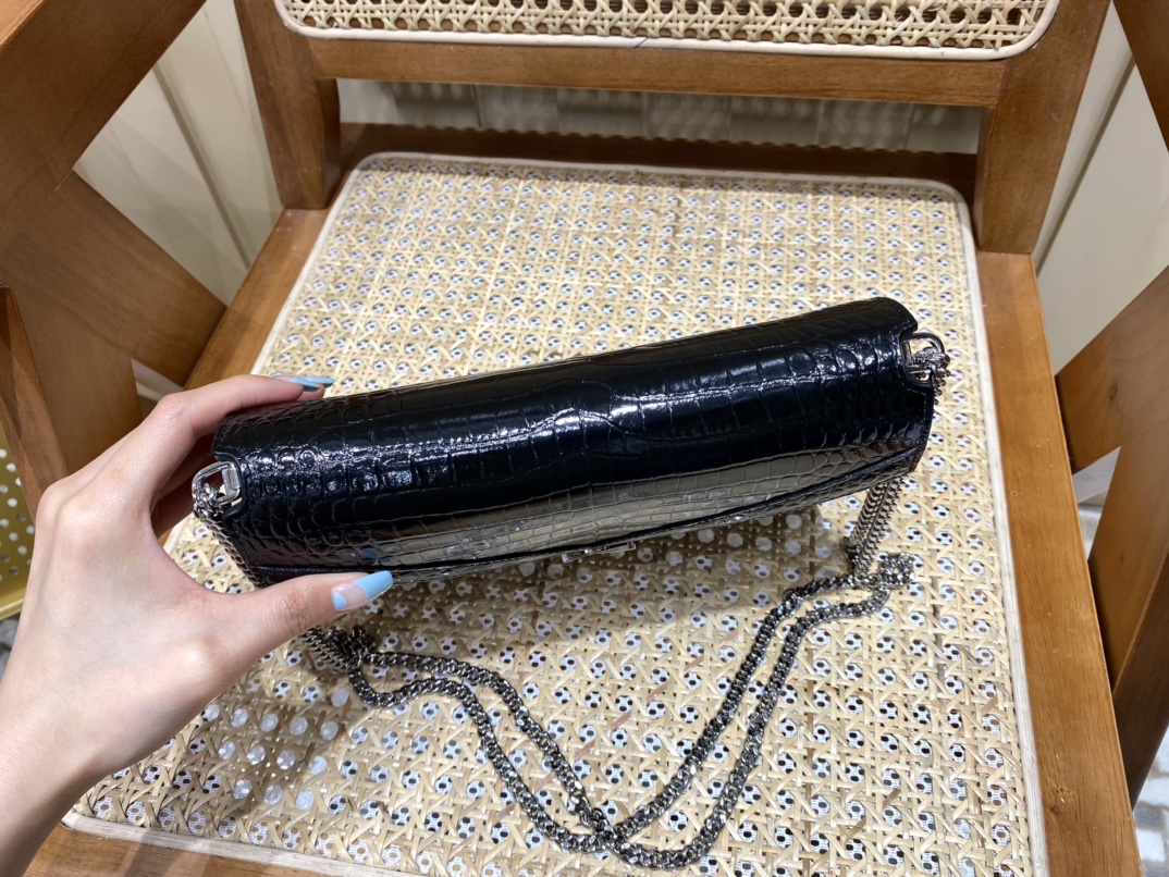 SAINT LAURENT ▪️𝑪𝒂𝒔𝒔𝒂𝒏𝒅𝒓𝒂▪️532750 original crocodile pattern.