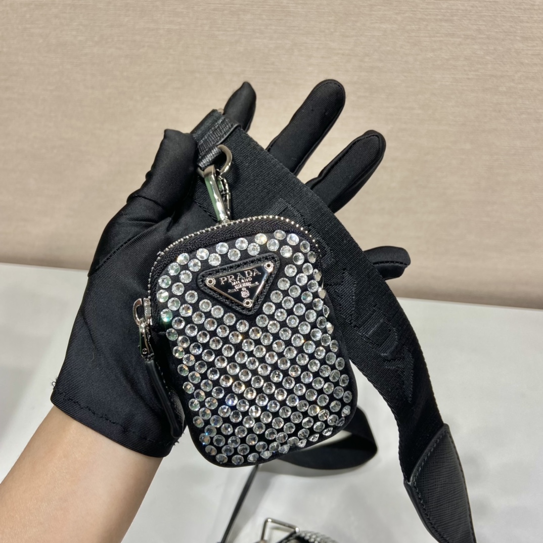 𝐏𝐑𝐀𝐃𝐀 Triangle bag with glitter diamonds 1BH190