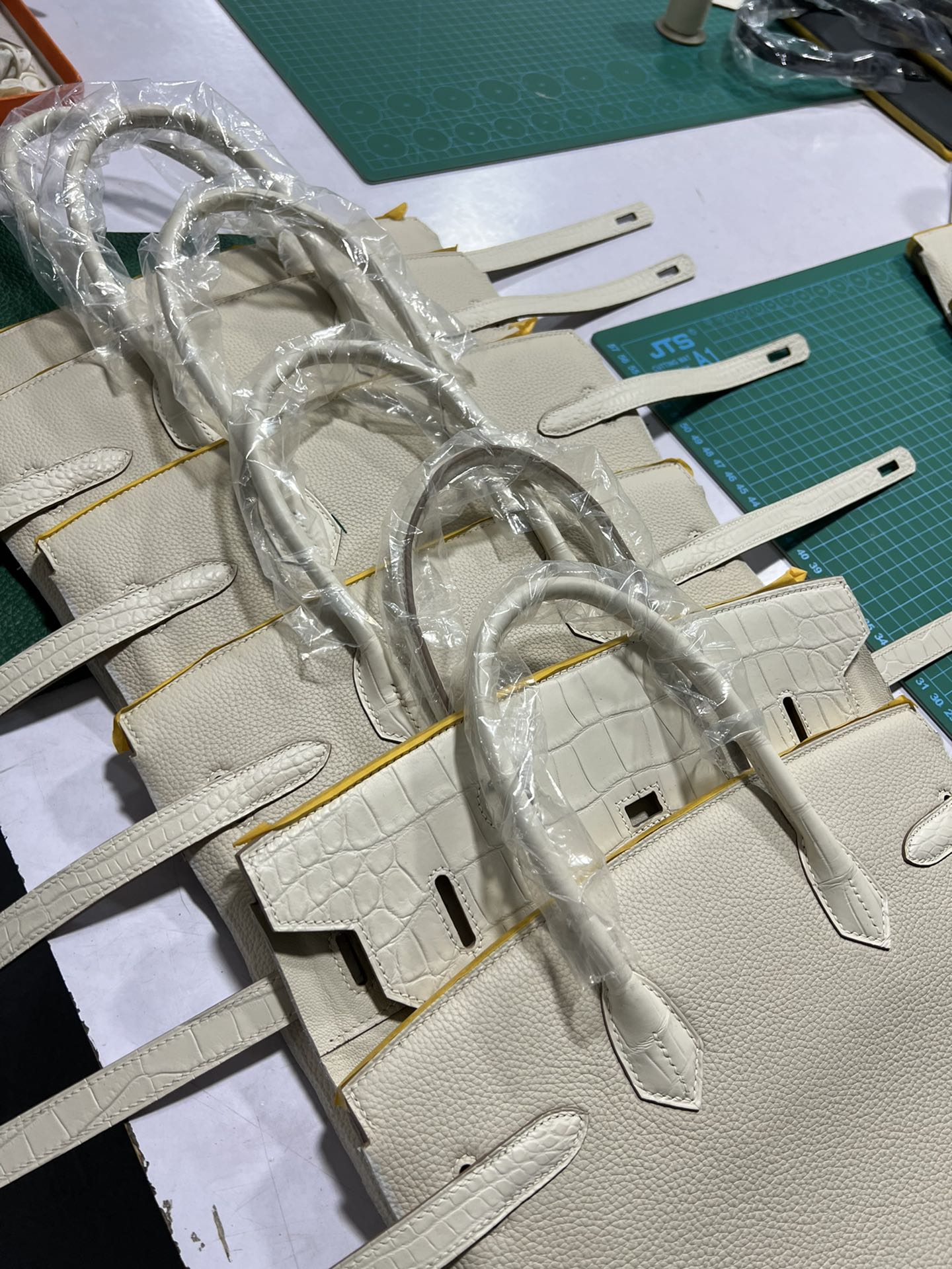 Hermes bag making process Bk25/30 milkshake white touch    The process of making crocodile skin pattern