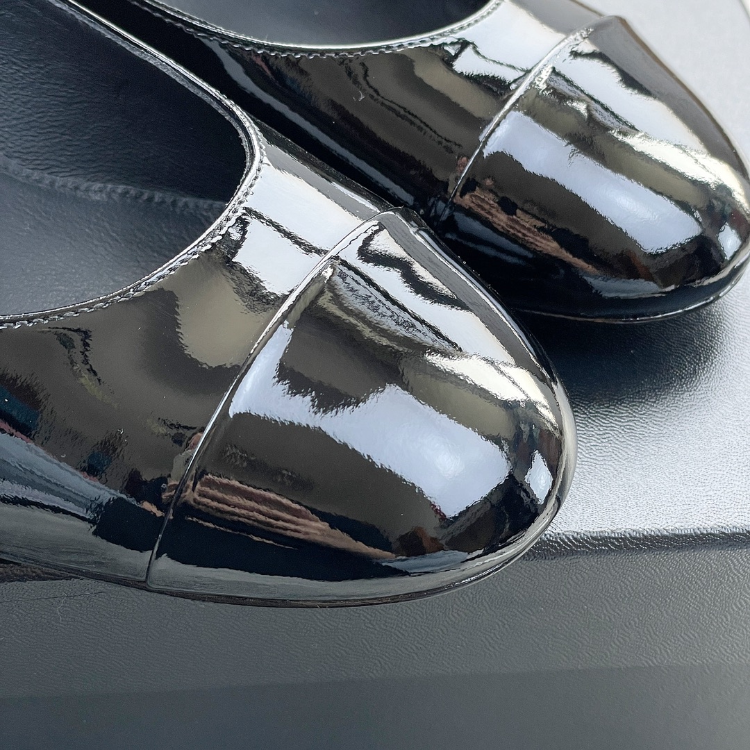 CHANEL book bag buckle single shoes Mary Jane single shoes bright wrinkled patent leather gold heel