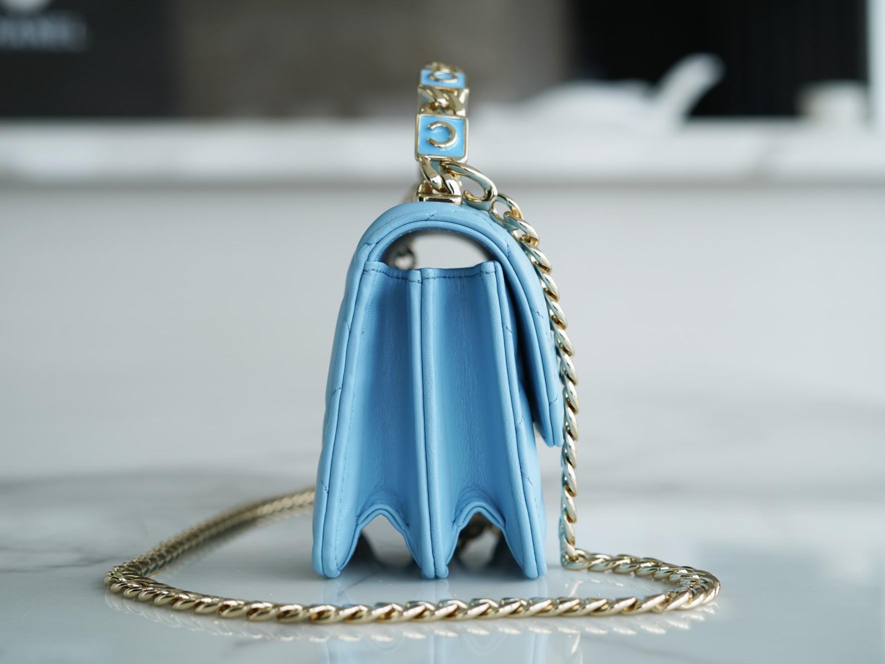 𝗖𝗛𝗔𝗘𝗡𝗟✦ 𝟮𝟮𝐒 Enamel Handle Chain Bag Blue