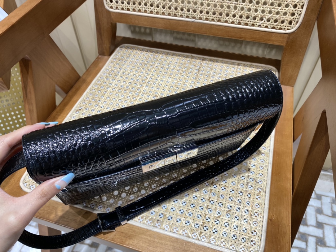 SAINT LAURENT 𝑴𝒂𝒏𝒉𝒂𝒕𝒕𝒂𝒏 〈Original leather version〉#579271