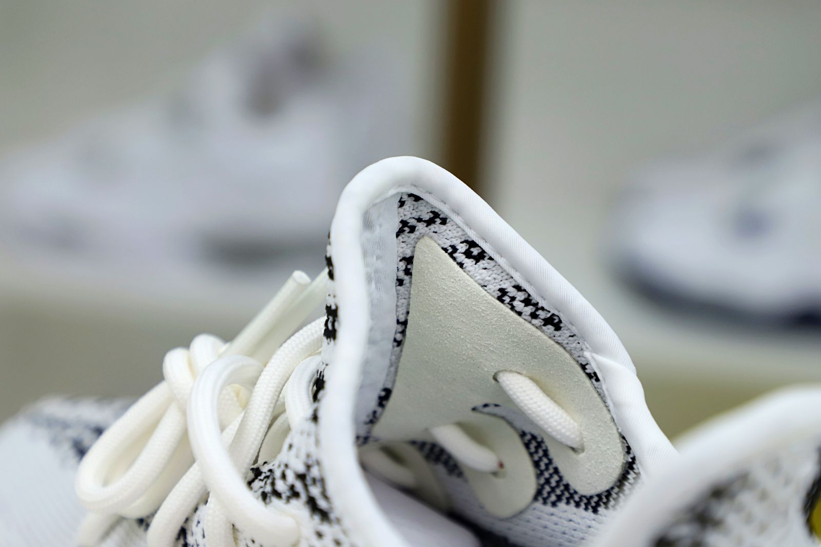 YEEZY BOOST 350 V2 ZEBRA