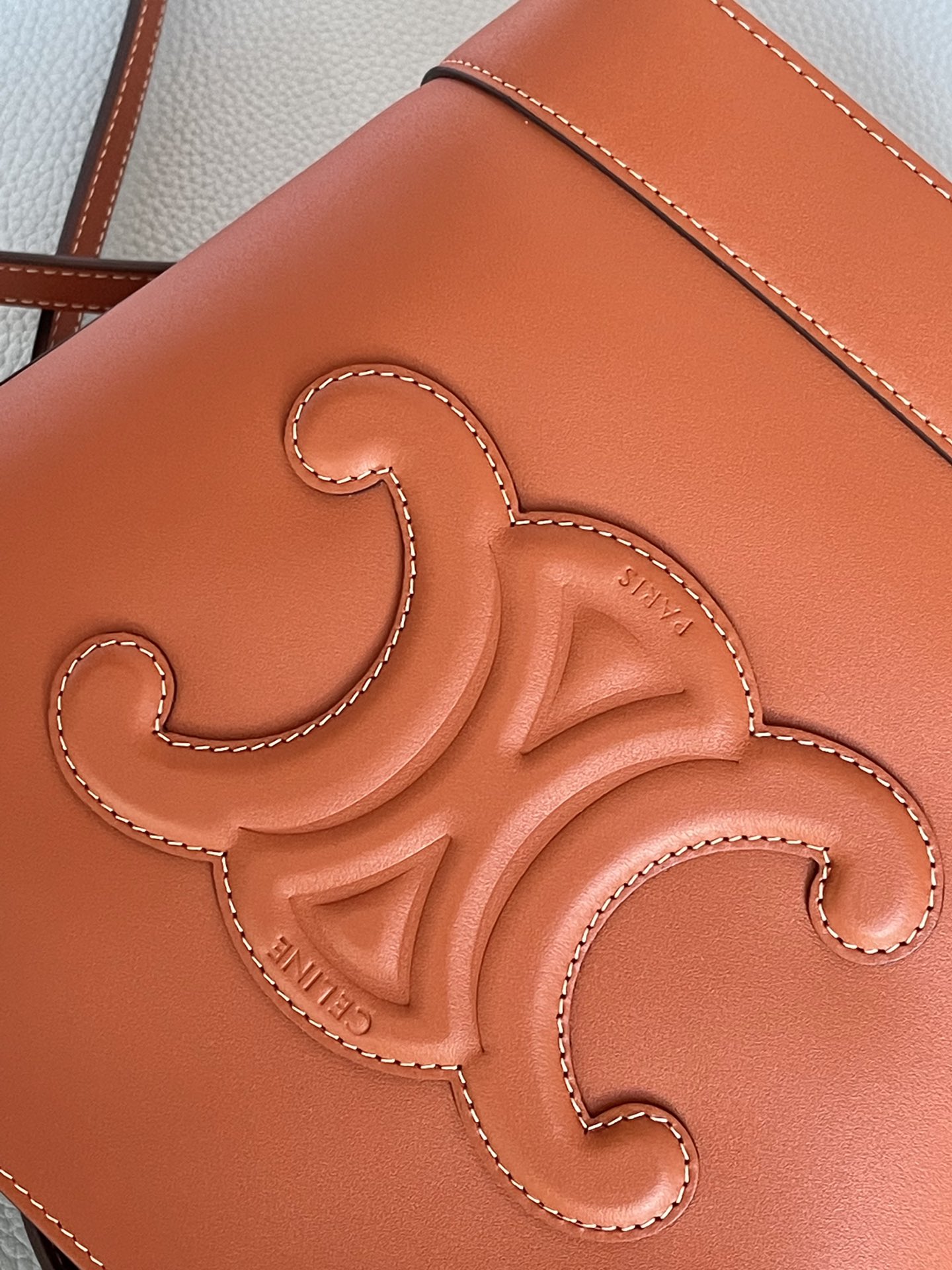 𝐂𝐞𝐥𝐢𝐧𝐞 CUIR TRIOMPHE Small smooth calfskin bucket bag