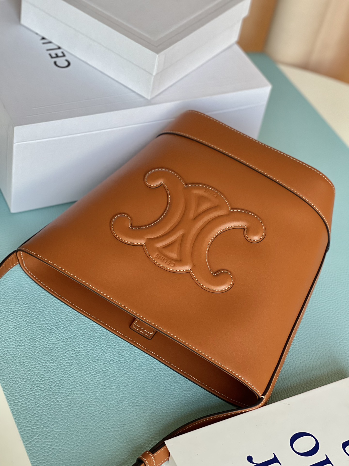 𝐂𝐞𝐥𝐢𝐧𝐞 CUIR TRIOMPHE Small smooth calfskin bucket bag