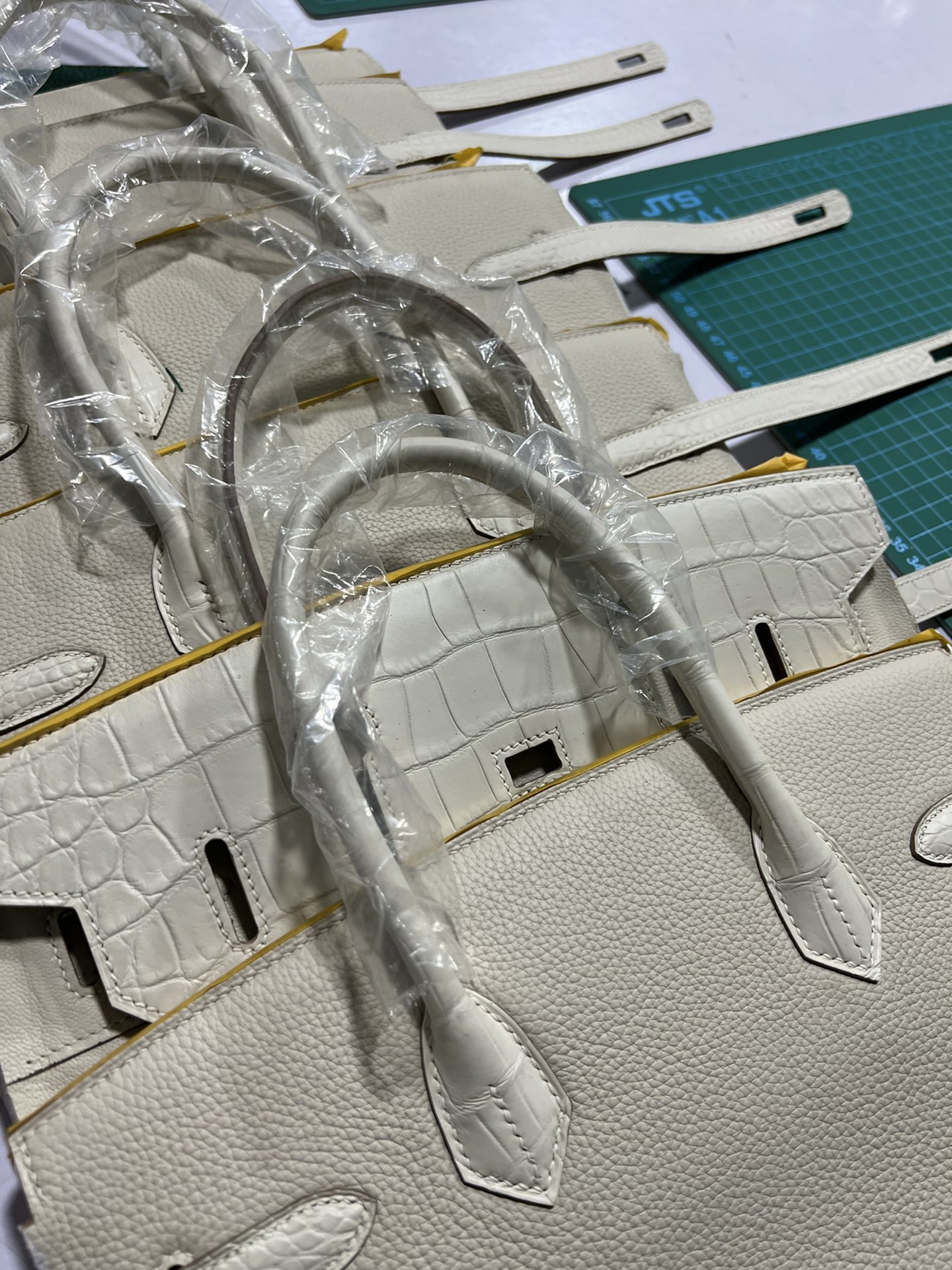 Hermes bag making process Bk25/30 milkshake white touch    The process of making crocodile skin pattern