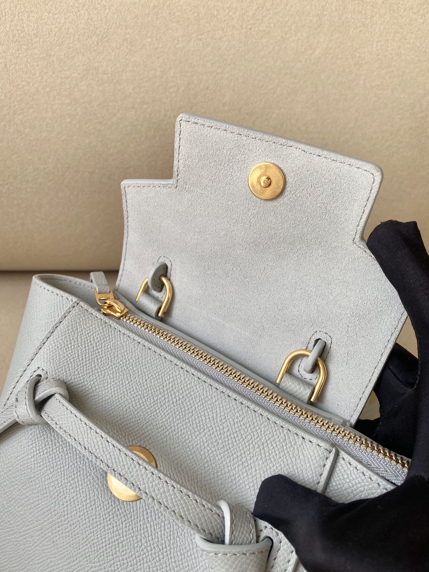 𝐂𝐞𝐥𝐢𝐧𝐞 𝐛𝐞𝐥𝐭 𝐩𝐢𝐜𝐨 𝟏𝟔𝐜𝐦 Grained Calfskin Bag
