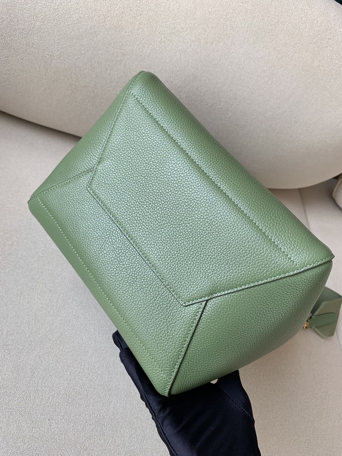 𝐂𝐞𝐥𝐢𝐧𝐞 SANGLE BUCKET bucket bag in soft grained calfskin