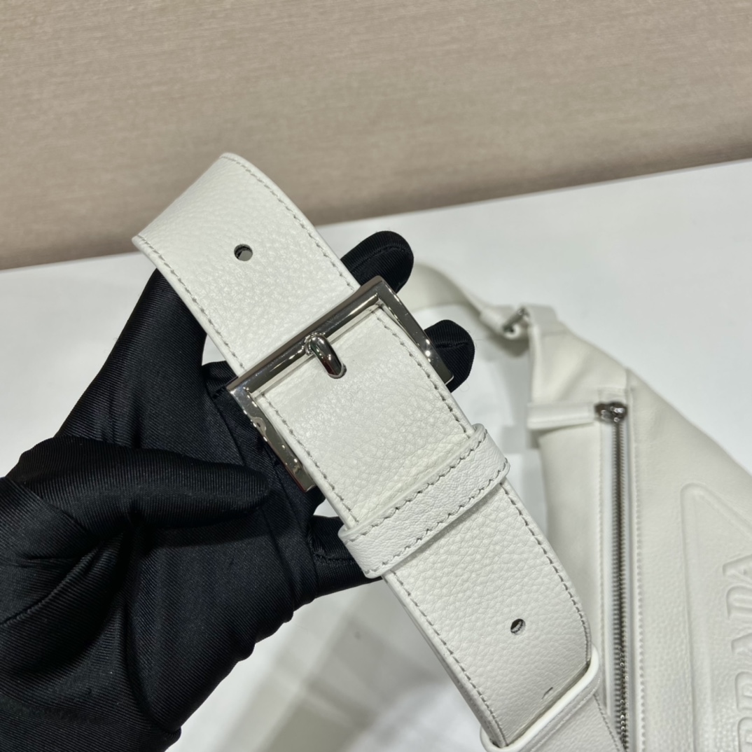 𝐏𝐑𝐀𝐃𝐀  New Chest Bag 2VZ092