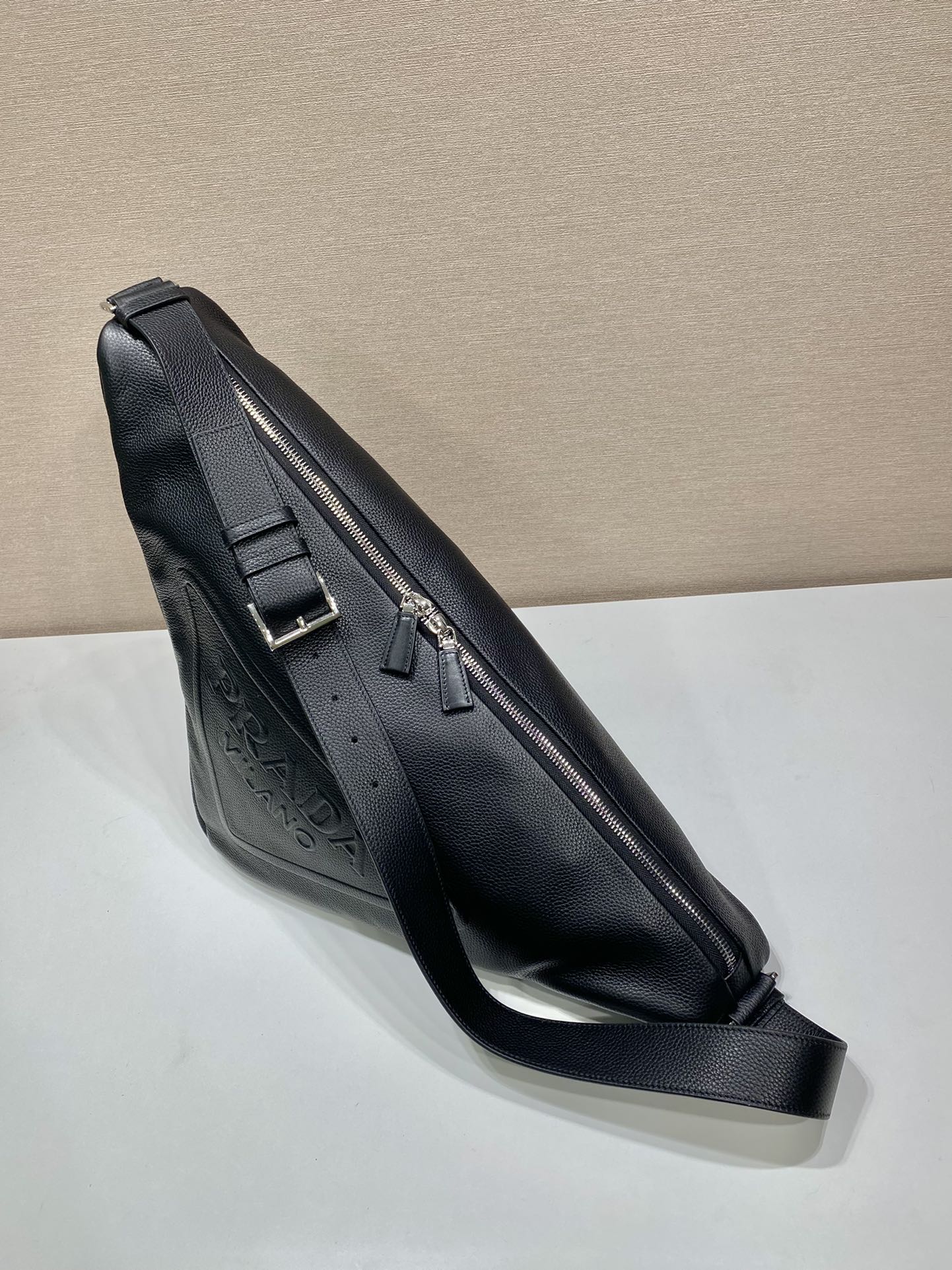 𝐏𝐑𝐀𝐃𝐀 Full leather large triangle bag 2VY007