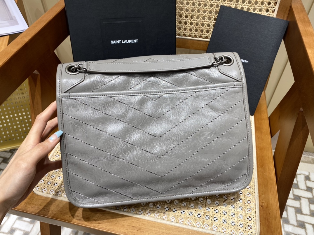 SAINT LAURENT  𝐍𝐢𝐤𝐢 28𝐜𝐦 #633158