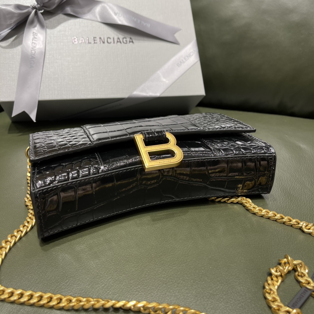 BALENCIAGA 𝐇𝐨𝐮𝐫𝐠𝐥𝐚𝐬𝐬 𝐰𝐚𝐥𝐥𝐞𝐭 𝐨𝐧 𝐜𝐡𝐚𝐢𝐧 ⏳ ▪️ crocodile print black gold buckle
