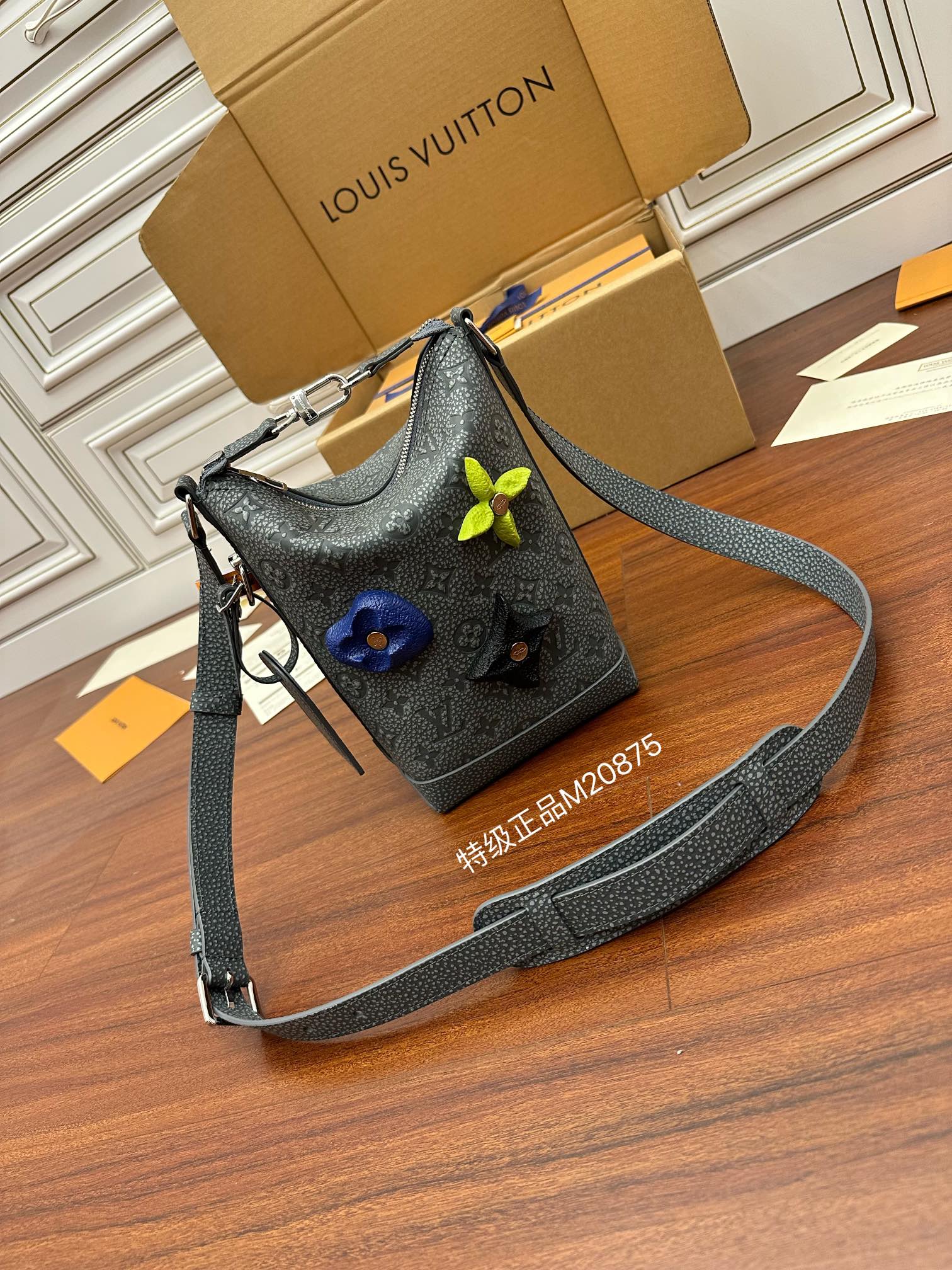 Louis Vuitton FW22 show handbag M20875