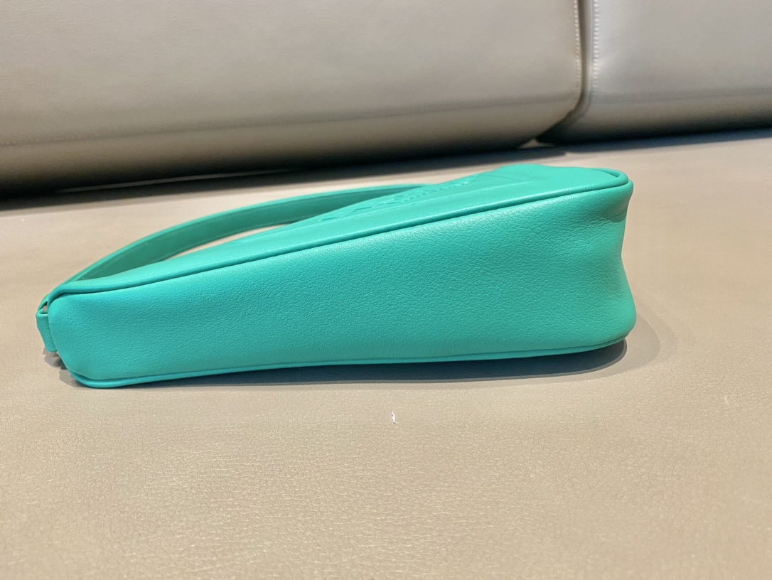 𝐏𝐑𝐀𝐃𝐀 Triangular bag 1NQ043